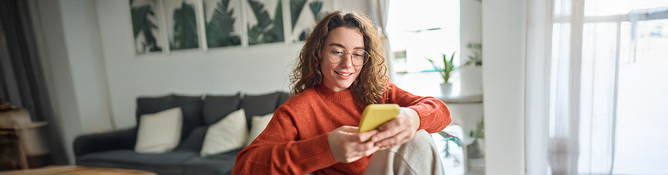 woman_using_smartphone_in_living_room